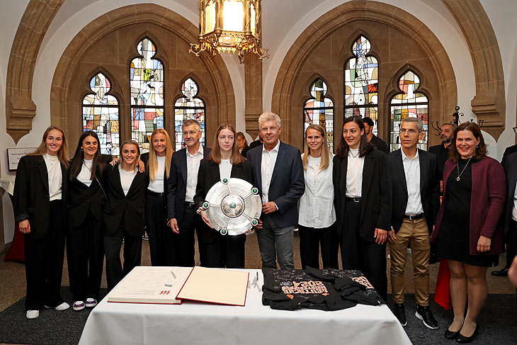 Oberb&uuml;rgermeister Dieter Reiter und Sportb&uuml;rgermeisterin Verena Dietl (re.) haben die FC Bayern Fu&szlig;ballerinnen im Rathaus empfangen und ihnen zur Deutschen Meisterschaft gratuliert (Foto: Michael Nagy/Presseamt)